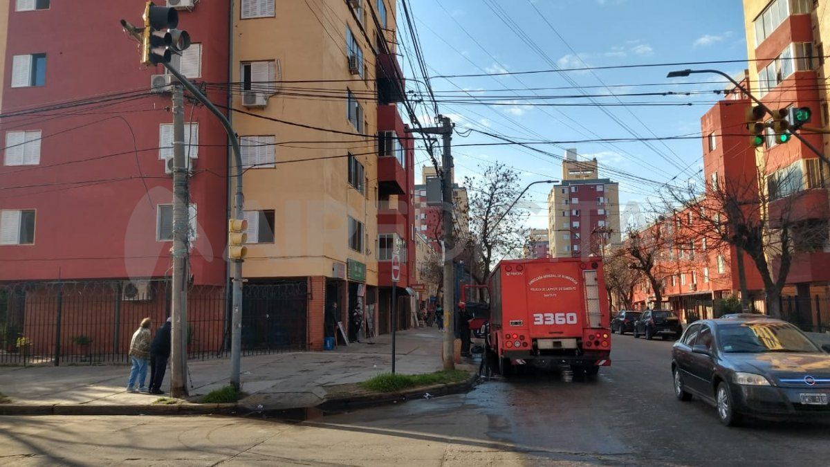 Tomó fuego un departamento en el cuarto piso de la torre 3 del barrio las Flores