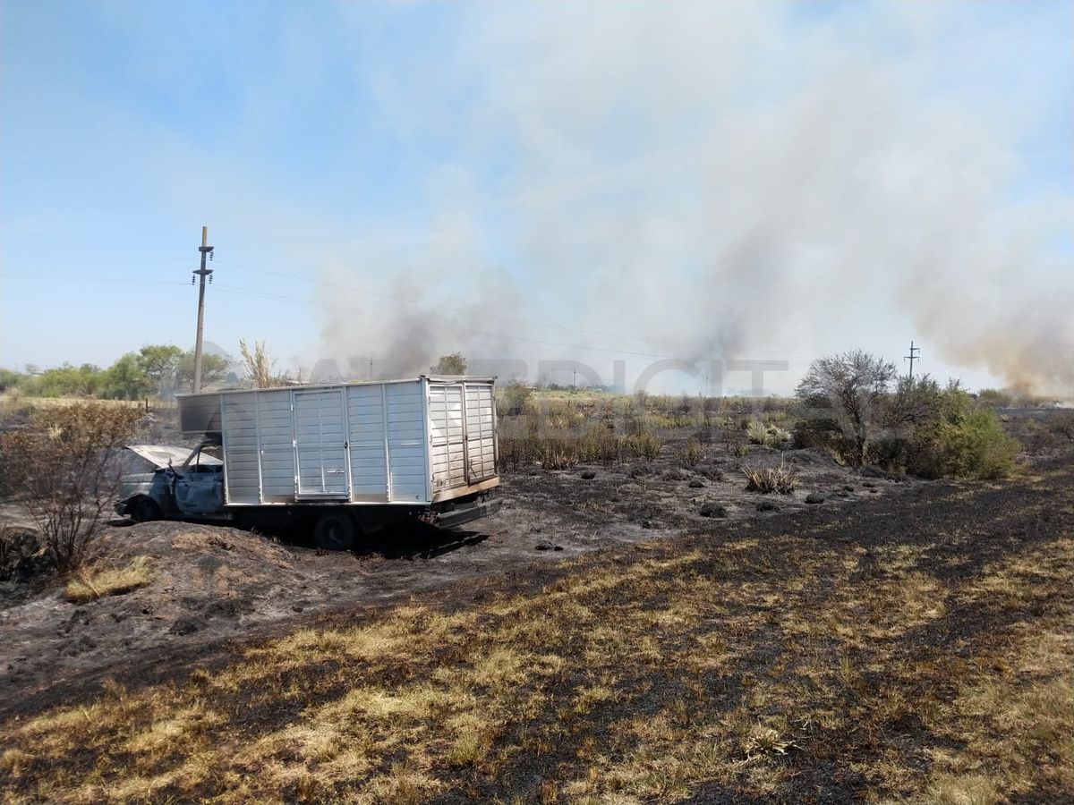Autopista Santa Fe-Rosario: un camión se prendió fuego y provocó un incendio de pastizales