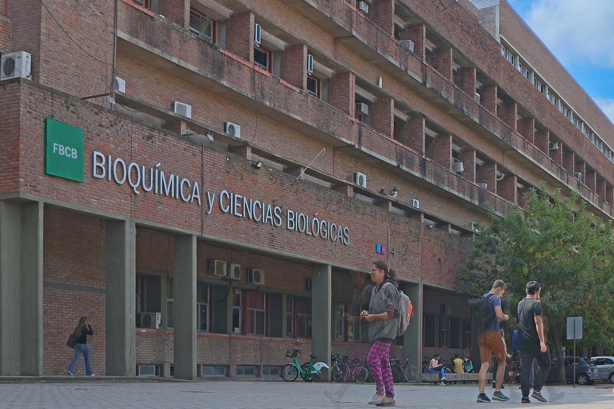 Fachada actual de la Facultad de Bioquímica y Ciencias Biológicas de la Universidad Nacional del Litoral.