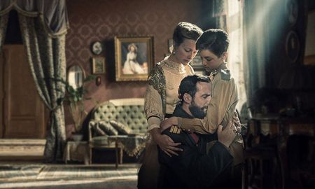 La serie histórica de Netflix combina poder, intriga y drama en solo seis capítulos. La serie histórica de Netflix combina poder, intriga y drama en solo seis capítulos.
