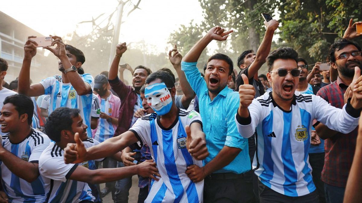 Banderas argentinas, camisetas celestes y blancas y festejos masivos: así viven los partidos de la Selección millones de fanáticos en Bangladesh. Banderas argentinas, camisetas celestes y blancas y festejos masivos: así viven los partidos de la Selección millones de fanáticos en Bangladesh.
