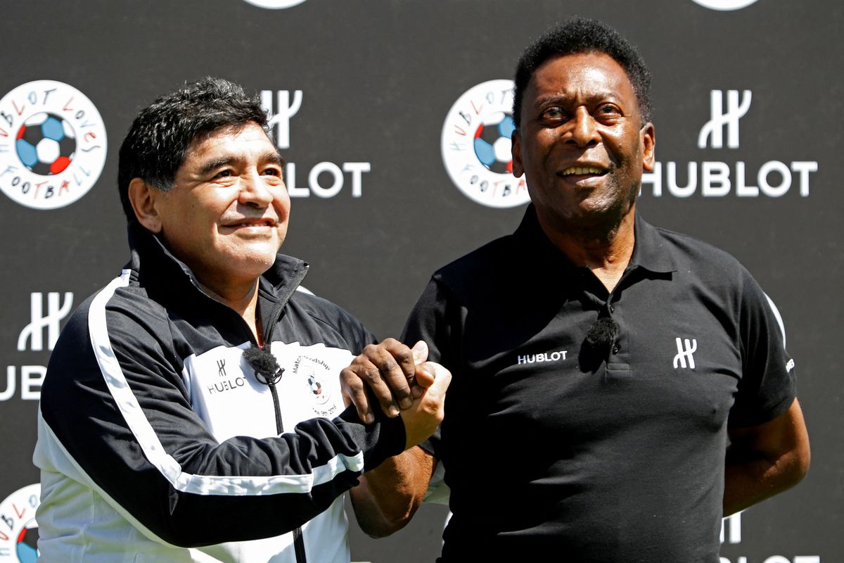 La relación de Maradona y Pelé tuvo altibajos, sobre todo por la rivalidad argentino-brasileña.