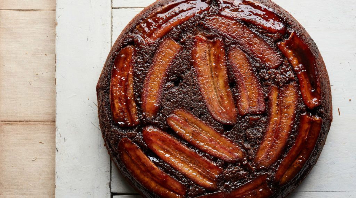La torta invertida de banana y chocolate es una de las recetas de Maru Botana más deliciosas y fáciles de preparar. La torta invertida de banana y chocolate es una de las recetas de Maru Botana más deliciosas y fáciles de preparar.