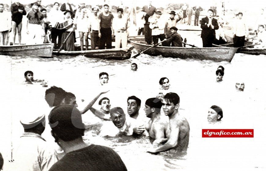 Entre el 19 y el 23 de febrero de 1939, unió San Javier con Santa Fe. Nadó 264 kilómetros y, con 100 horas y 33 minutos, marcó el récord mundial de permanencia en el agua. En la foto, Candioti –que tenía 46 años– es retirado de la Setúbal frente al Club de Regatas, donde finalizó este raid. Fue recibido por el gobernador de la provincia, Manuel María de Iriondo, además del numeroso público que se congregó a la vera de la laguna.