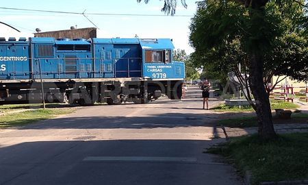 La formación del tren se detuvo en una zona neurálgica de la ciudad donde confluye el tránsito de cuatro avenidas. La formación del tren se detuvo en una zona neurálgica de la ciudad donde confluye el tránsito de cuatro avenidas.