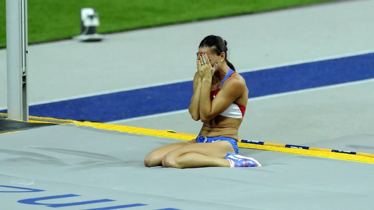 El 17 de agosto de 2009 y, en el Mundial de Berlín, Alemania, la rusa sufrió una gran decepción ya que, una indiscutida número 1 como ella, ¡no registró ningún salto válido y se quedó fuera de la final! Isinbáyeva falló en su primer intento, en 4,75 metros y, luego, tampoco tuvo éxito en los dos saltos con la varilla a 4,80 metros. Terminó arrodillada, llorando desconsoladamente.