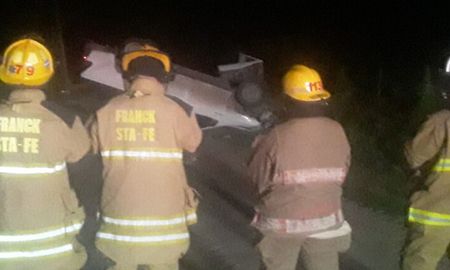 En Franck, un violento choque frontal entre una Toyota Hilux y un Fiat 147 terminó con la vida de un hombre de 39 años. En Franck, un violento choque frontal entre una Toyota Hilux y un Fiat 147 terminó con la vida de un hombre de 39 años.