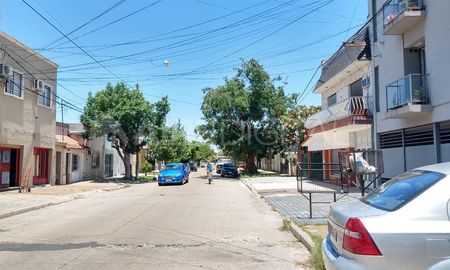 Como yo estaba con mi nena intentó querer agarrarla para asegurarse que le diera algo. Me pedía el celular sino me metía un tiro y cuando miro se levanta la remera para mostrar el arma, contó Daiana. Como yo estaba con mi nena intentó querer agarrarla para asegurarse que le diera algo. Me pedía el celular sino me metía un tiro y cuando miro se levanta la remera para mostrar el arma, contó Daiana.