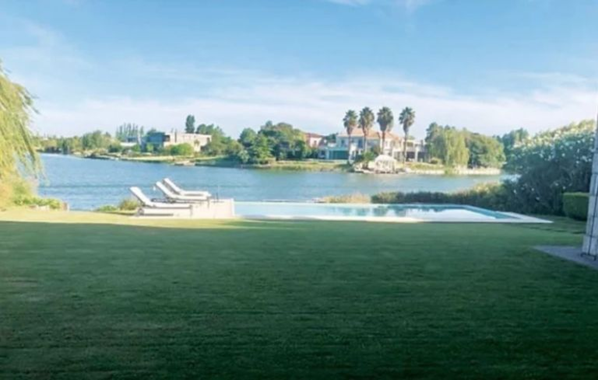 La casa de Nordelta de Marcelo Tinelli tiene una amplia piscina y cuenta con vista al lago del barrio privado.