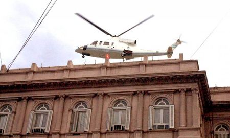 Cuando el reloj dio las 19.25, Zarza y su copiloto fueron notificados de que debían retirar al presidente desde el techo de Casa de Gobierno. Cuando el reloj dio las 19.25, Zarza y su copiloto fueron notificados de que debían retirar al presidente desde el techo de Casa de Gobierno.