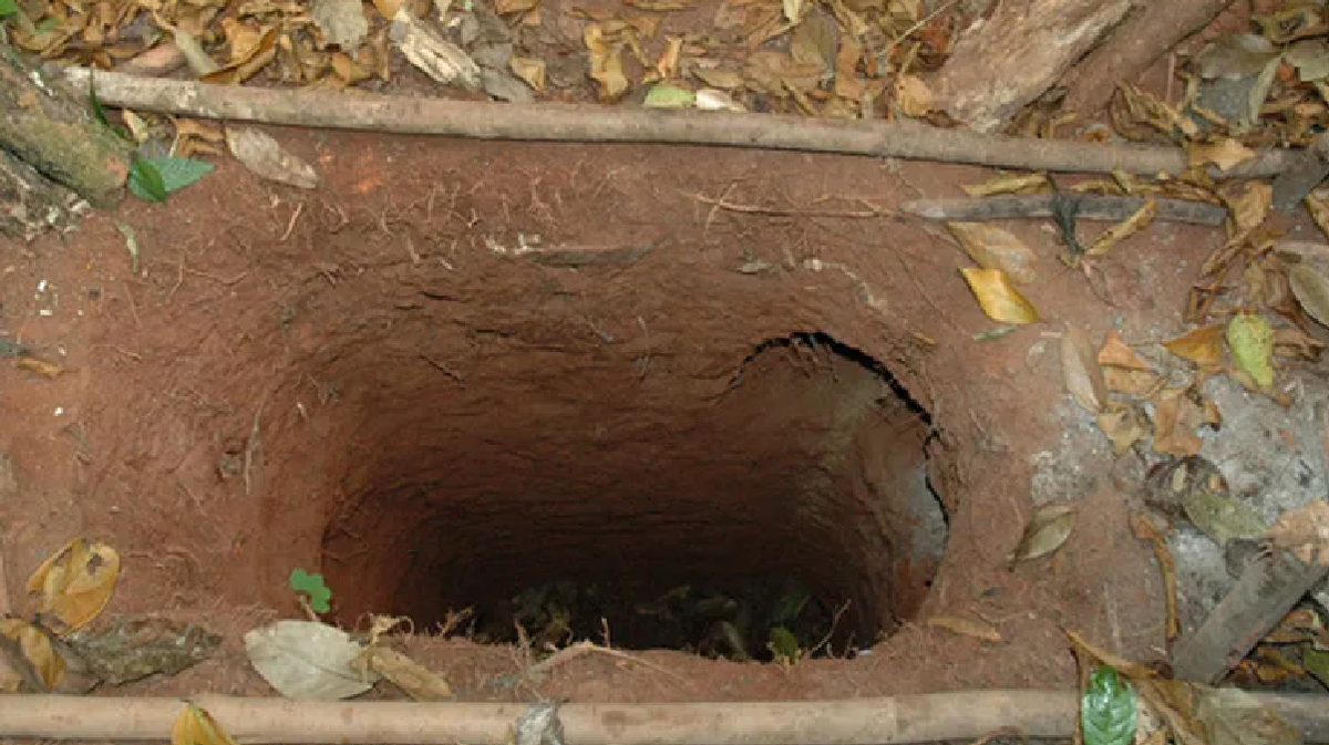 Le llaman "El Hombre del Hoyo" porque una de sus costumbres es cavar profundos agujeros, tanto para cazar animales como para esconderse de cualquier extra&ntilde;o que se aproxime a su territorio.