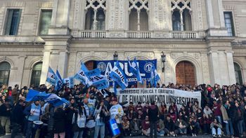 Gremios docentes y no docentes, autoridades y agrupaciones estudiantiles acompañaron el proyecto con un acto en la UNL.