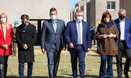 Alberto Fernández encabezó el lanzamiento del Programa Reconstruir para finalizar 55 mil unidades habitacionales iniciadas durante el gobierno de Cristina Fernández. Alberto Fernández encabezó el lanzamiento del Programa Reconstruir para finalizar 55 mil unidades habitacionales iniciadas durante el gobierno de Cristina Fernández.
