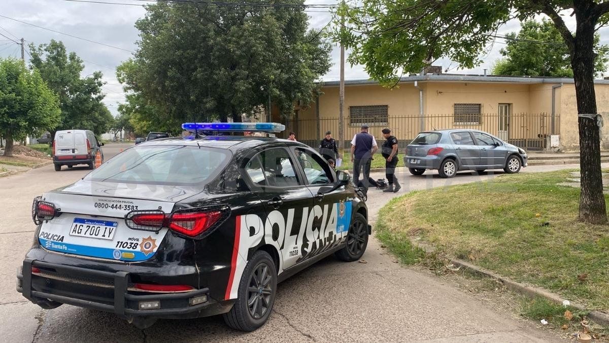Una moto y un auto chocaron en Santo Tomé. La motociclista salvó su vida gracias al casco. Una moto y un auto chocaron en Santo Tomé. La motociclista salvó su vida gracias al casco.