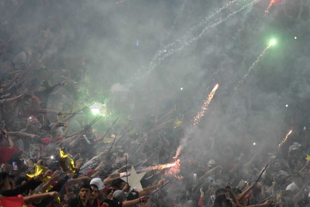 Video: el increíble show de bengalas de la gente de Colón en el clásico ante Unión&nbsp;