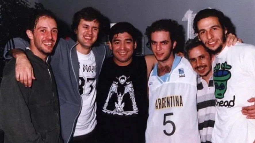 Diego Maradona junto a Los Piojos