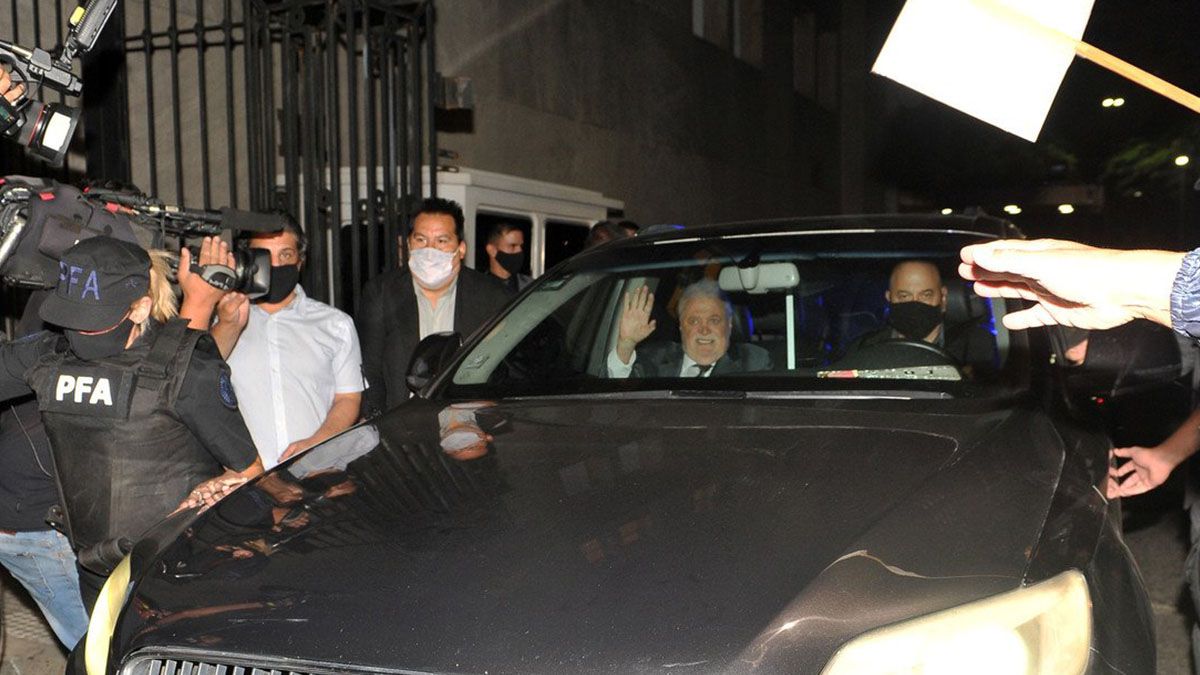 Así se retiraba Ginés González García del Ministerio de Salud tras el escándalo por la vacunación VIP. 