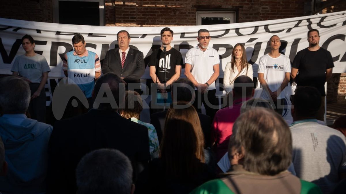 El documento fue leído por el presidente de la Federación Universitaria del Litoral (FUL), Franco Maggi. El documento fue leído por el presidente de la Federación Universitaria del Litoral (FUL), Franco Maggi.