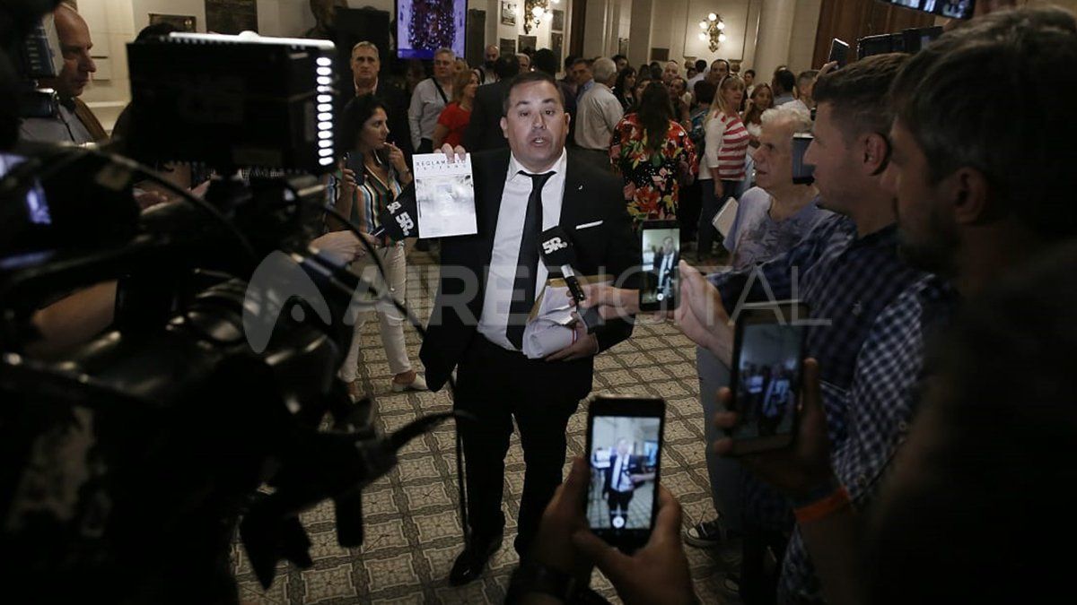 Sebasti&aacute;n Julierec (Cambiemos) mostraba su reclamo a la prensa.&nbsp;