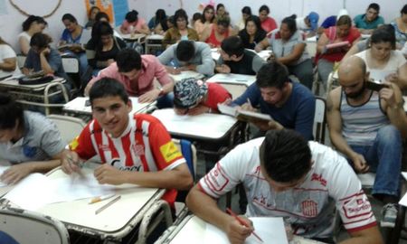 Casi un 20% de los egresados termina la secundaria en escuelas para adultos Casi un 20% de los egresados termina la secundaria en escuelas para adultos