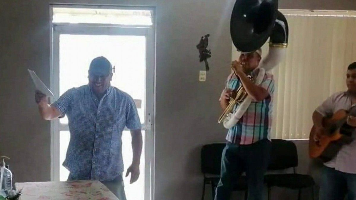 Félix se mostró alegre y cantó junto a la banda.