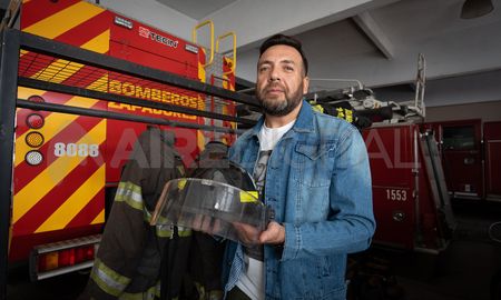 Daniel Almada se crio entre sirenas y autobombas y el cuartel de la Agrupación de Bomberos de Santa Fe es su hogar. Daniel Almada se crio entre sirenas y autobombas y el cuartel de la Agrupación de Bomberos de Santa Fe es su hogar.