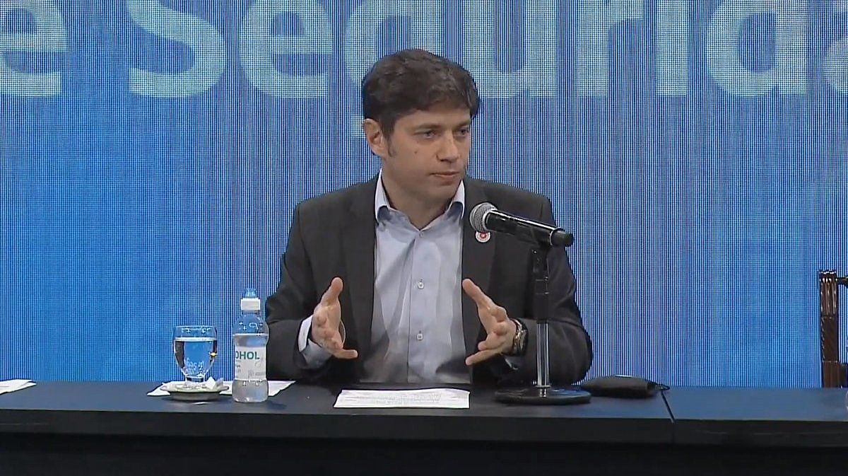 El gobernador bonaerense Axel Kicillof durante los anuncios a la Polic&iacute;a Bonaerense.