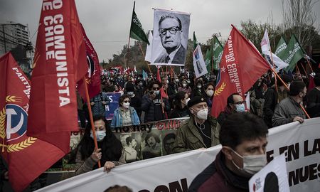 Agrupaciones de izquierda se manifestaron este sábado en recuerdo del aniversario por el golpe de estado contra la presidencia de Salvador Allende. Agrupaciones de izquierda se manifestaron este sábado en recuerdo del aniversario por el golpe de estado contra la presidencia de Salvador Allende.