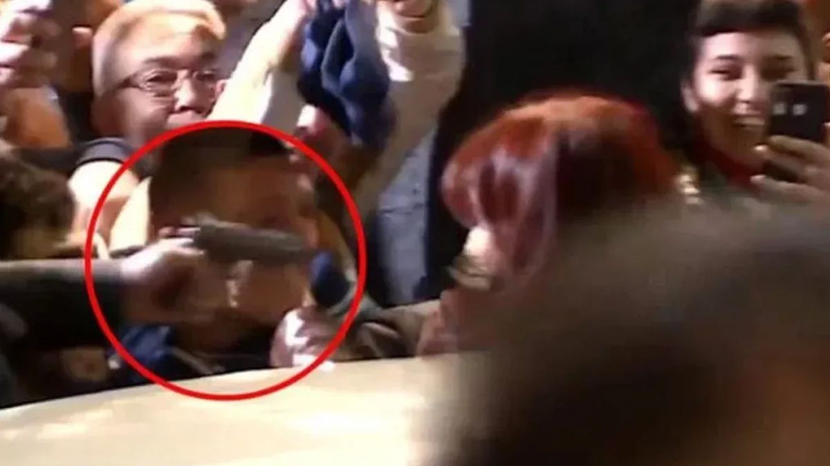 photoEl momento exacto en el que Fernando Sabag Montiel le apunta a Cristina Fernández de Kirchner.