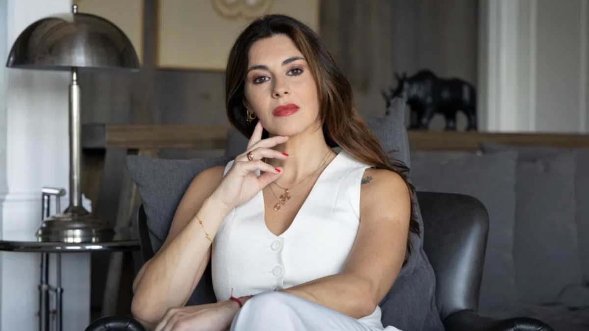 Exigió “que explique ante la Justicia por qué le paga con un contrato del Estado a su asistente personal y mejor amiga Andrea Juárez”.