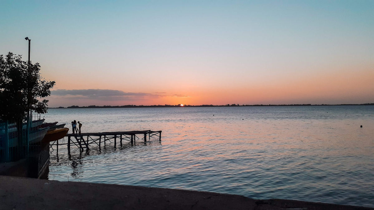 En el centro histórico de Chascomús se exhibe arquitecturas coloniales con una gran interés en la historia. En el centro histórico de Chascomús se exhibe arquitecturas coloniales con una gran interés en la historia.