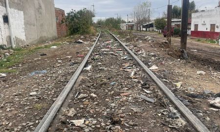 El reclamo de los vecinos de barrio Alfonso es puntualmente por donde pasan las vías del tren. El reclamo de los vecinos de barrio Alfonso es puntualmente por donde pasan las vías del tren.