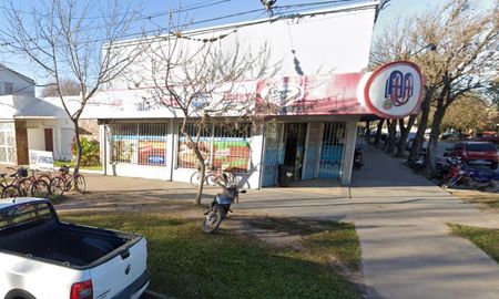 Le dieron un botellazo en la cabeza a un hombre mientras trabajaba en un supermercado en Avellaneda. Le dieron un botellazo en la cabeza a un hombre mientras trabajaba en un supermercado en Avellaneda.