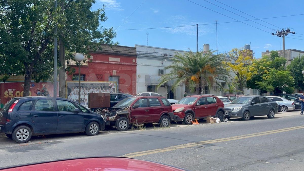 Así están estacionados los coches retenidos en la comisaría 8° del barrio Guadalupe.
