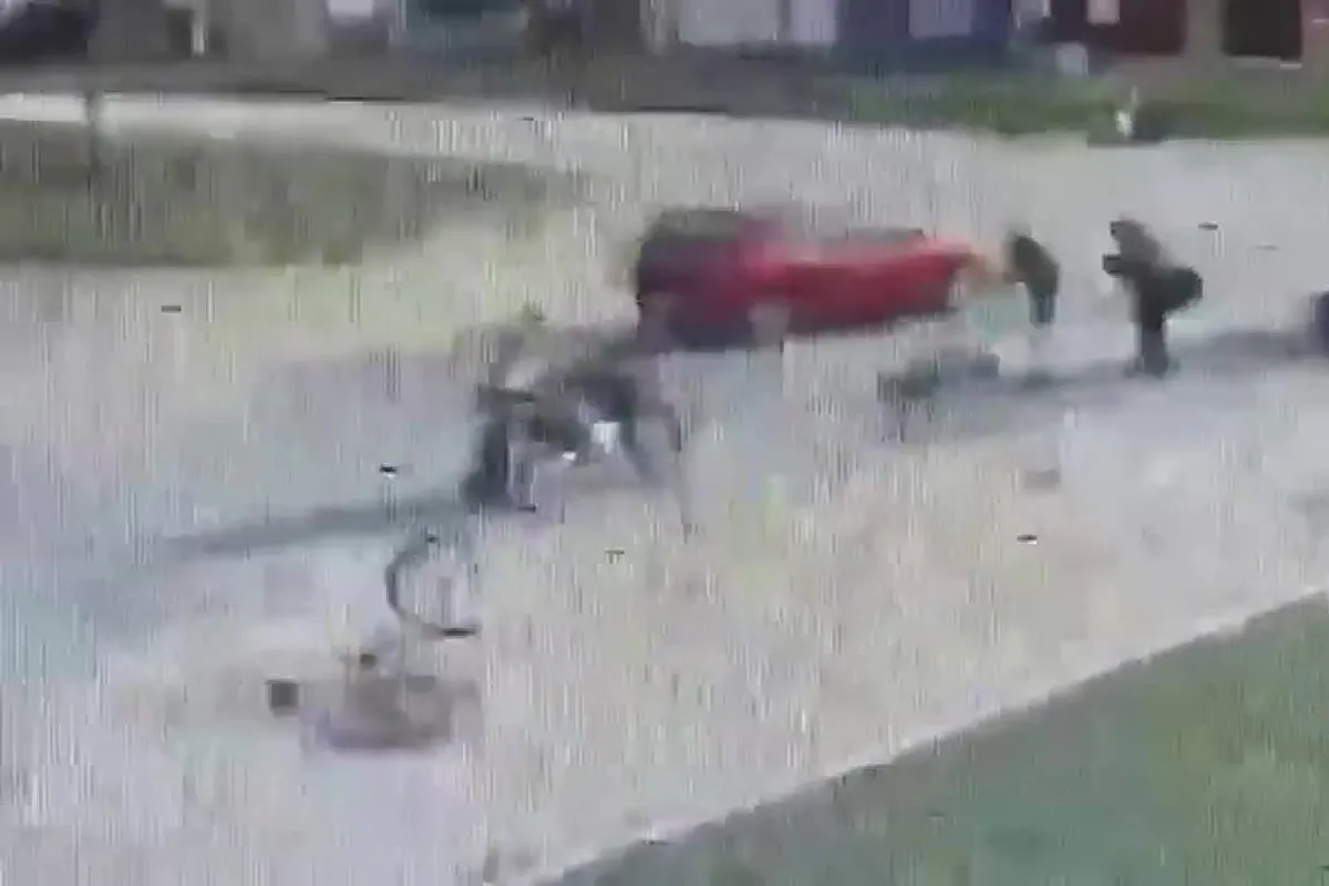 Atropelló a dos ciclistas