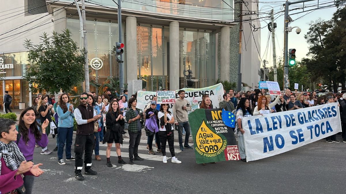 Agrupaciones ambientalistas y opositoras al gobierno se manifestaron este miércoles contra la Ley de Glaciares en Santa Fe.