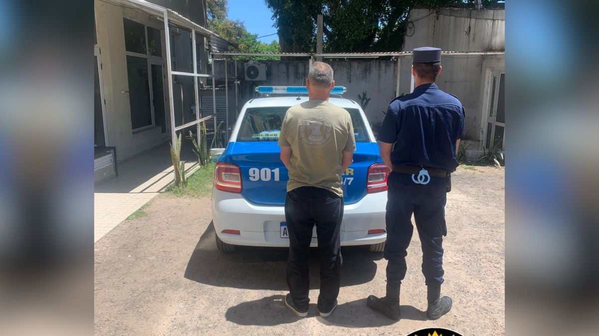 El imputado junto a personal policial de la ciudad de Paraná.&nbsp;