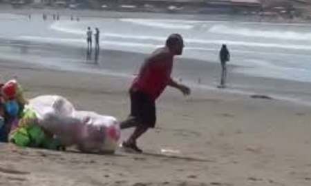 Heroico: un vendedor ambulante les salvó la vida a unos nenes que se estaban por ahogar en el mar Heroico: un vendedor ambulante les salvó la vida a unos nenes que se estaban por ahogar en el mar