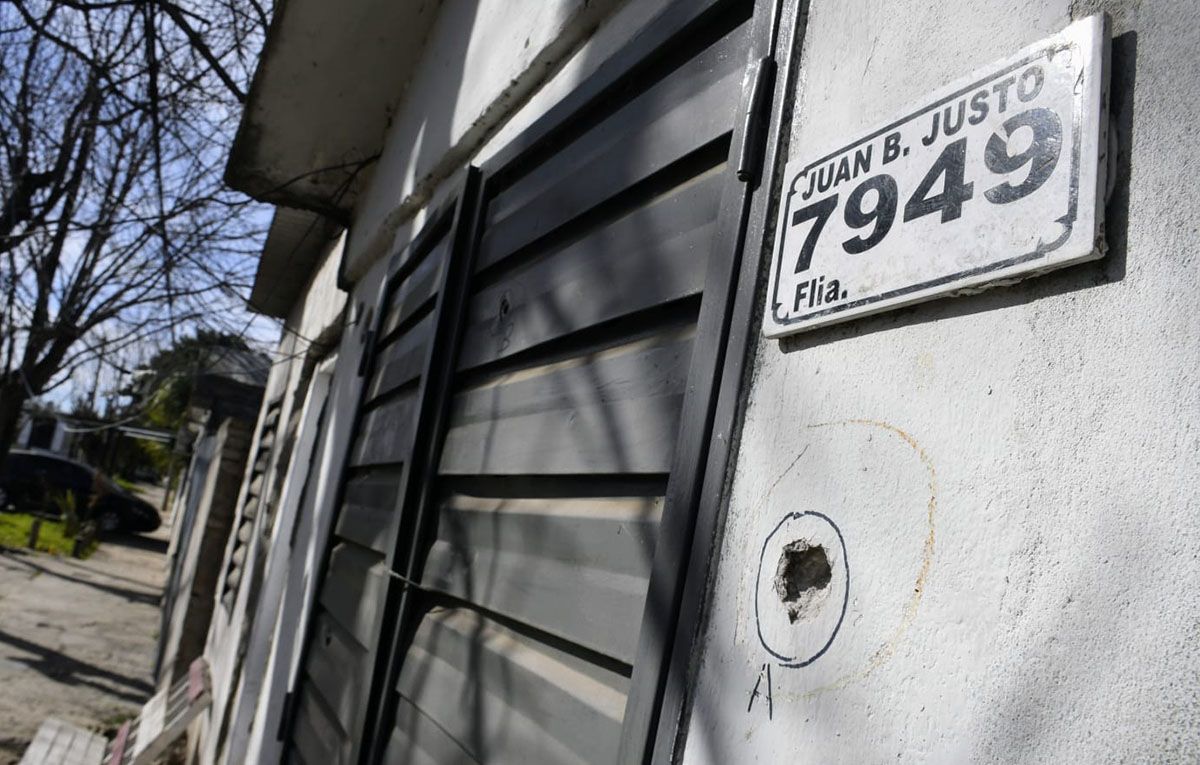 Un joven de 18 años fue asesinado en la ciudad de Rosario por al menos dos personas que ingresaron a una vivienda y le dispararon varias veces.