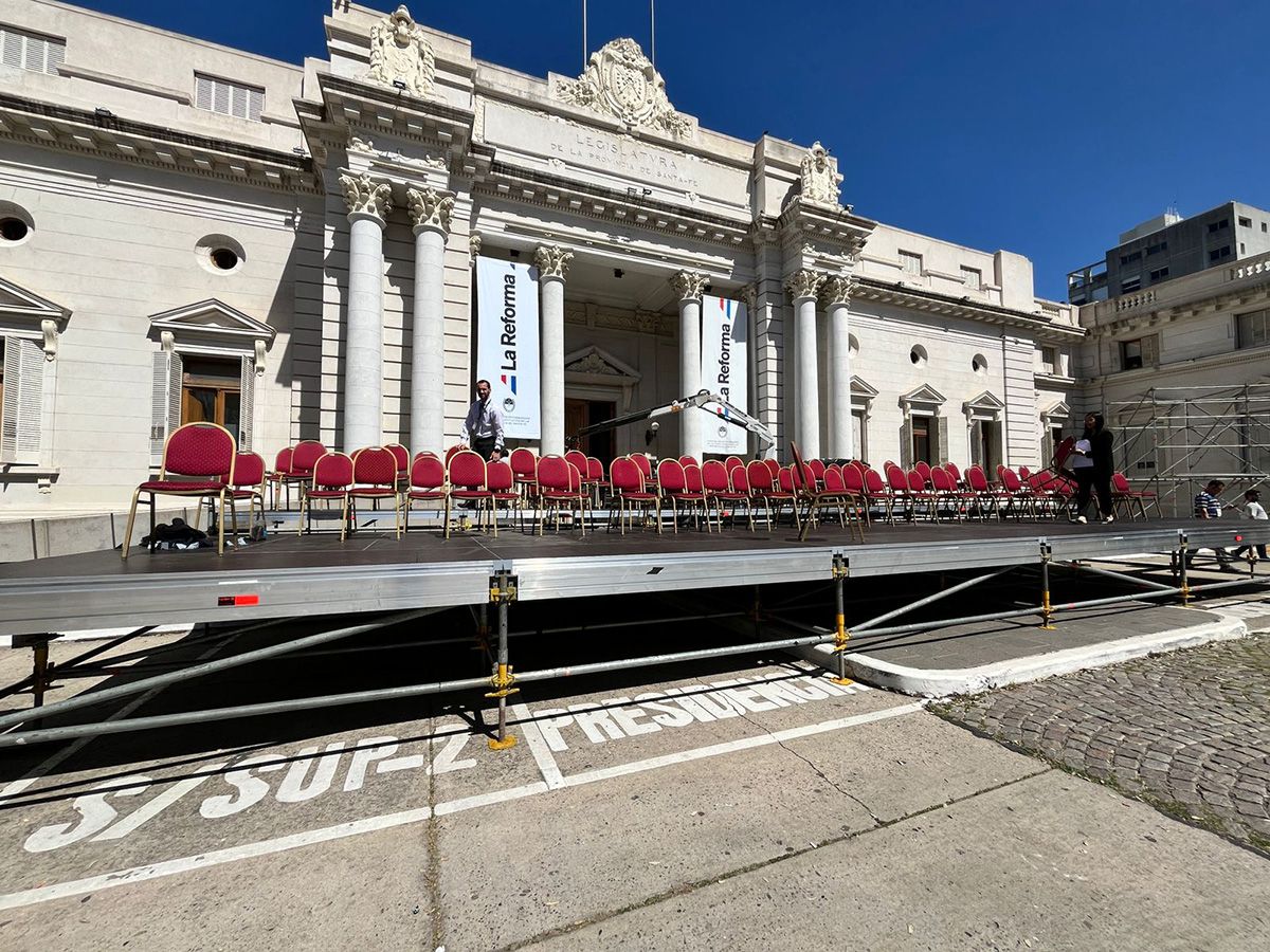 La jura de la Constitución se realizará en la Legislatura de Santa Fe. La jura de la Constitución se realizará en la Legislatura de Santa Fe.