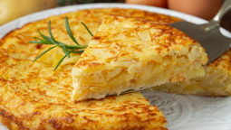 altText(Cómo hacer la tortilla perfecta: dorada por fuera y jugosa por dentro)}