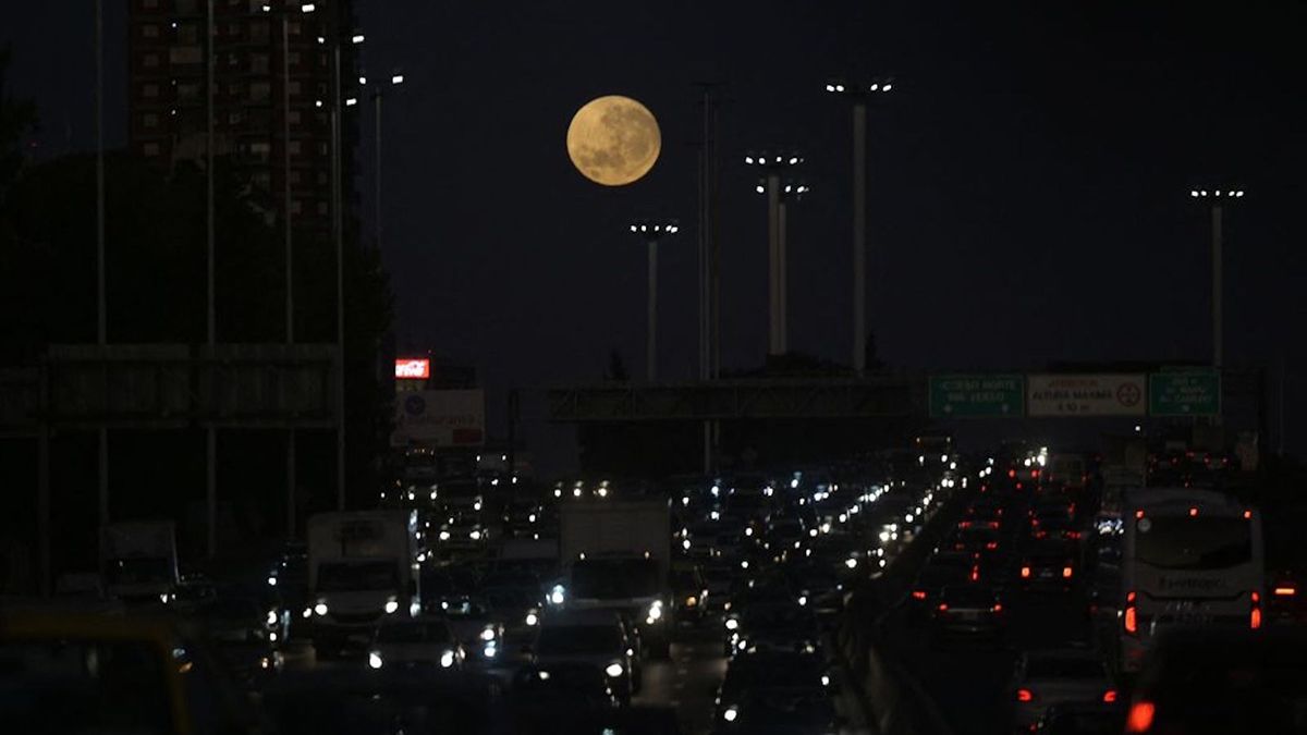 La luna llena se pone en la avenida General Paz de Buenos Aires