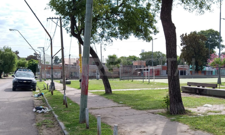 La vícima estaba con un grupo de personas en la plaza de la zona y recibió un disparo en el pecho La vícima estaba con un grupo de personas en la plaza de la zona y recibió un disparo en el pecho