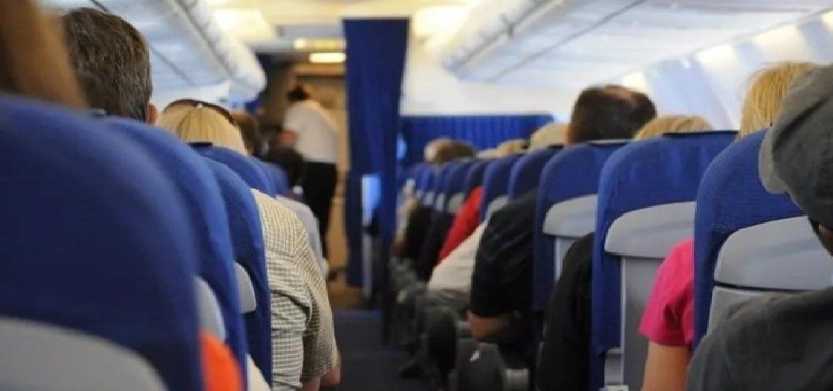 Un hombre de 60 años se masturbó frente a dos abuelas en un avión