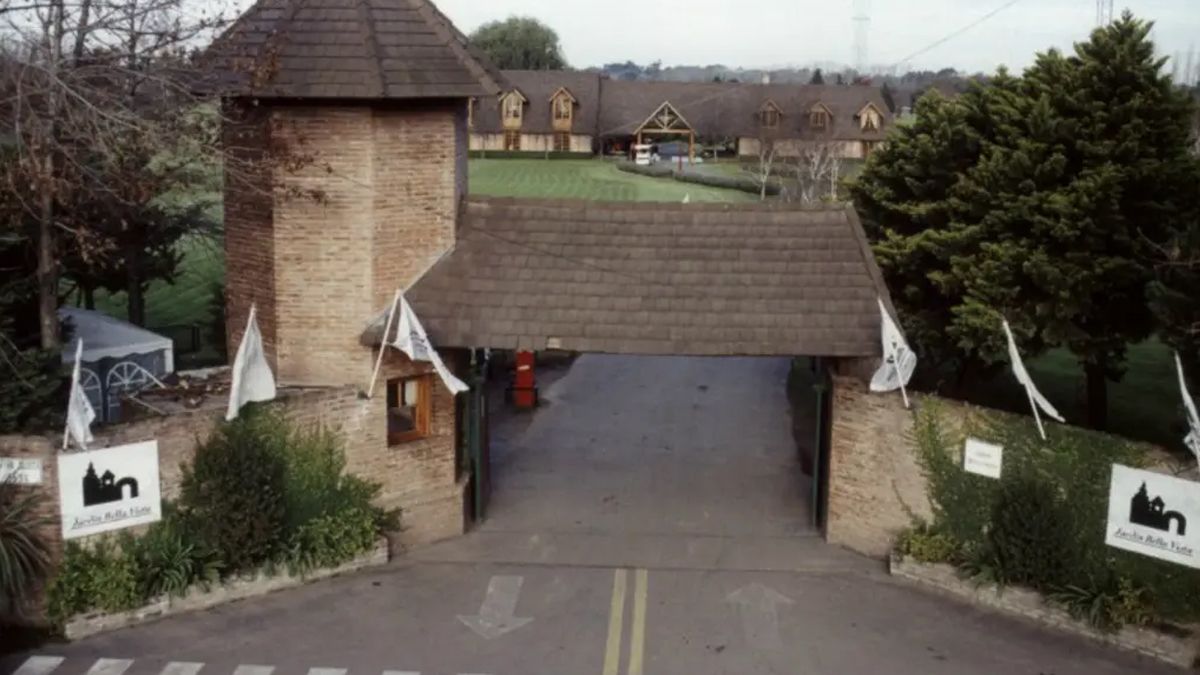 El ingreso al Parque Jardín Bella Vista, la nueva casa de Diego Armando Maradona.
