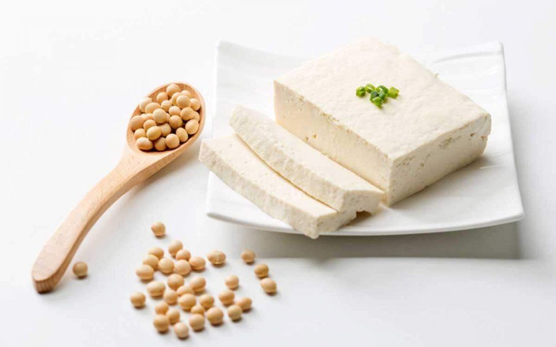 El tofu es un alimento hecho con soja, agua y solidificante. Su valor nutritivo es alto. En la gastronomía se suele darle abundante sabor con especias y condimentos. 