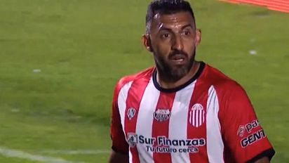 Wanchope Ábila convirtió un golazo en la fecha de los clásicos de la Copa de la Liga pero estaba un paso adelantado