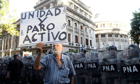 Policías avanzaron contra los manifestantes y hubo varios jubilados afectados por gas pimienta. Policías avanzaron contra los manifestantes y hubo varios jubilados afectados por gas pimienta.