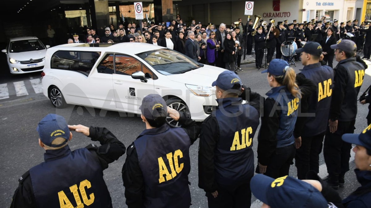 Rosario: emotivo adiós al policía asesinado frente a la sede de la AIC