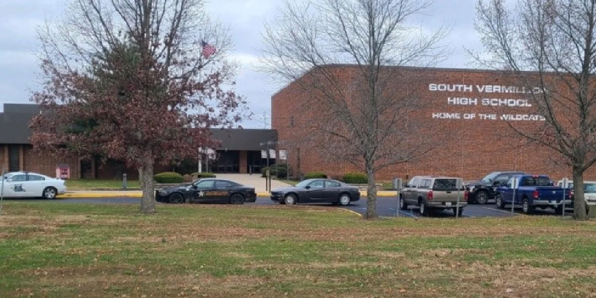 El oficial estaba llevando adelante un simulacro cuando le disparó a un alumno en Estados Unidos.